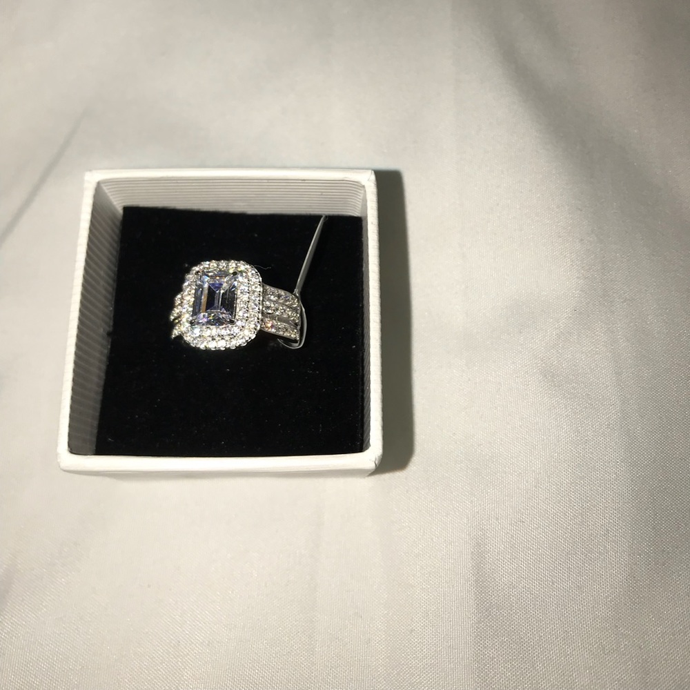 14K white gold stimulated man made diamond ring